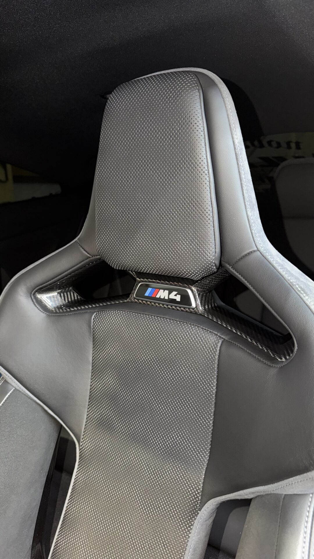 Mittelsitz Cover passend für BMW M3 (G80/G81) M4 (G82/G83) M2 (G87) - DKS Performance 1 Mittelsitz Cover passend für BMW M3 (G80/G81) M4 (G82/G83) M2 (G87) - DKS Performance 1