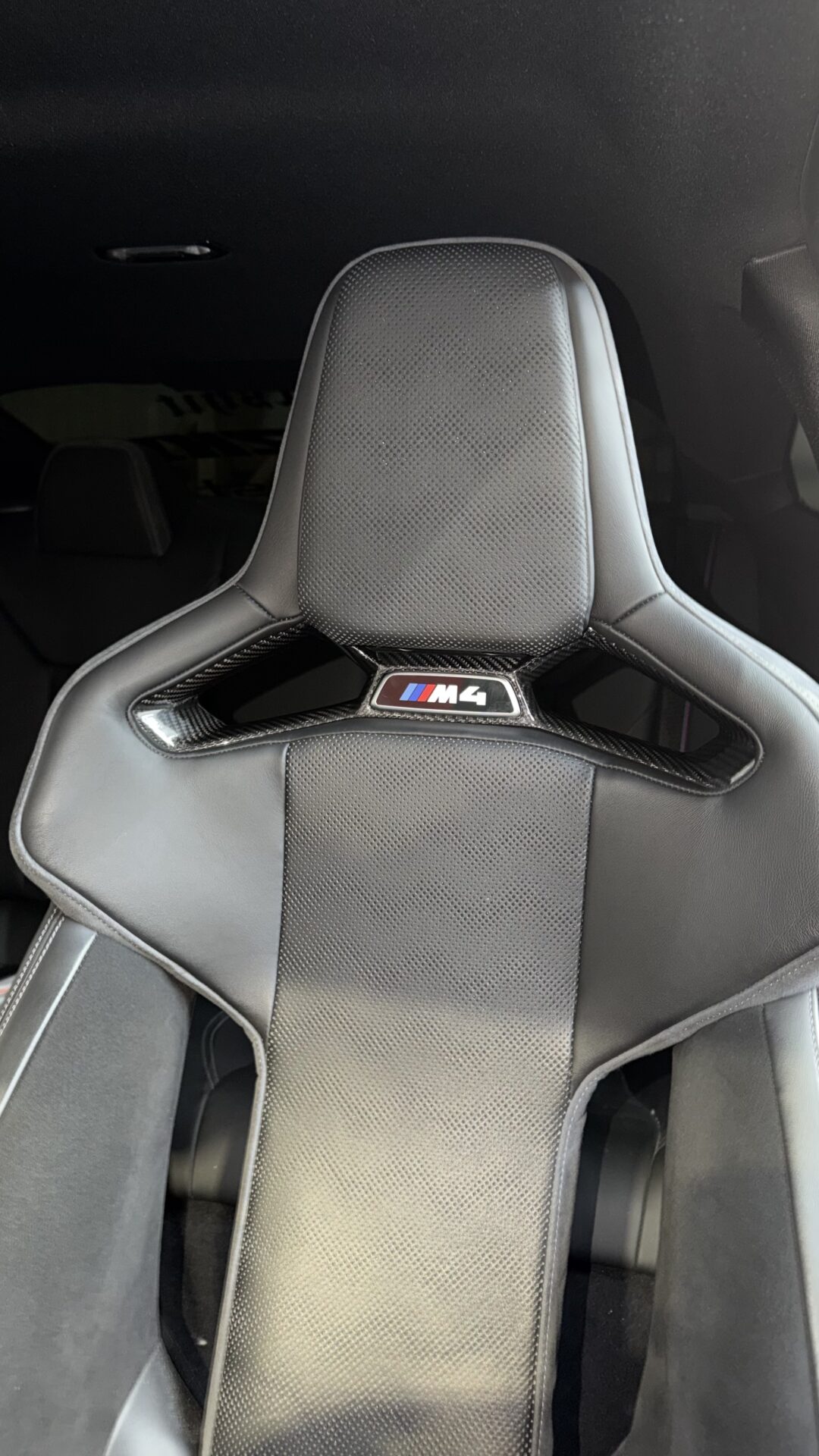 Mittelsitz Cover passend für BMW M3 (G80/G81) M4 (G82/G83) M2 (G87) - DKS Performance 2 Mittelsitz Cover passend für BMW M3 (G80/G81) M4 (G82/G83) M2 (G87) - DKS Performance 2