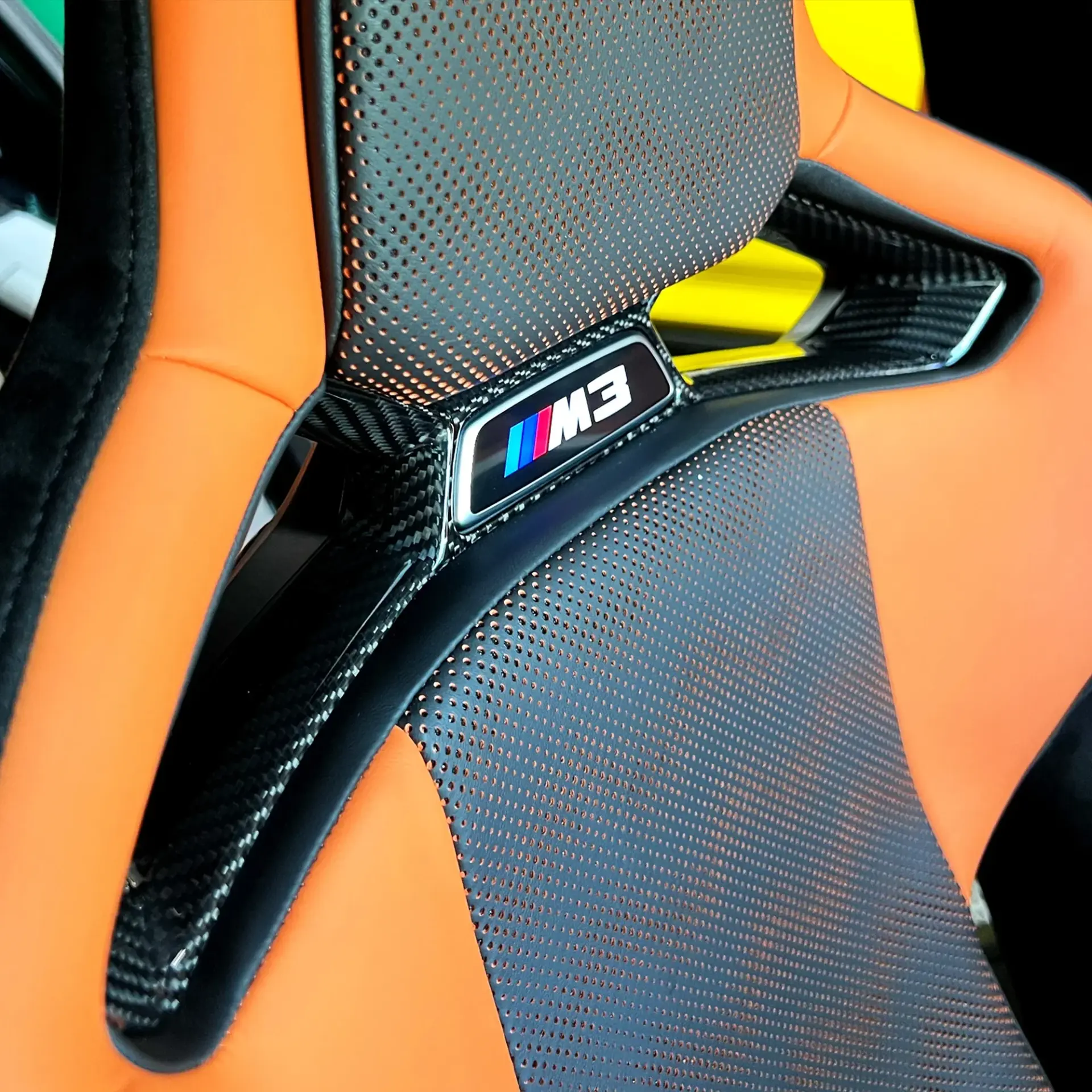 Mittelsitz Cover passend für BMW M3 (G80/G81) M4 (G82/G83) M2 (G87) - DKS Performance 3 Mittelsitz Cover passend für BMW M3 (G80/G81) M4 (G82/G83) M2 (G87) - DKS Performance 3