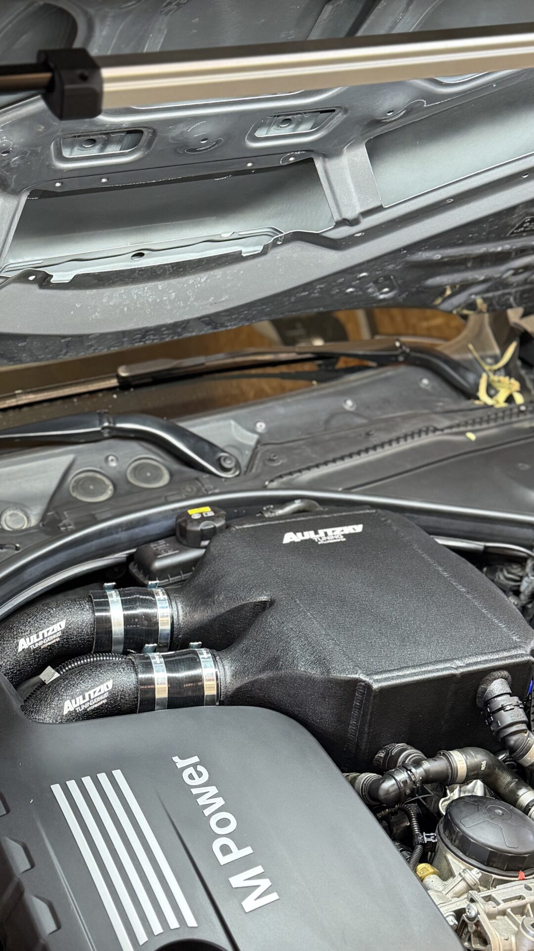 DKS Performance Stage 2 Paket – Aulitzky Ladeluftkühler + Charge-/Boostpipes + BlackBoost Ansaugung | passend für BMW M3/M4 F80 F82 F83 S55 | inkl. Montage & CH-Gutachten - DKS Performance 4 DKS Performance Stage 2 Paket – Aulitzky Ladeluftkühler + Charge-/Boostpipes + BlackBoost Ansaugung | passend für BMW M3/M4 F80 F82 F83 S55 | inkl. Montage & CH-Gutachten - DKS Performance 4